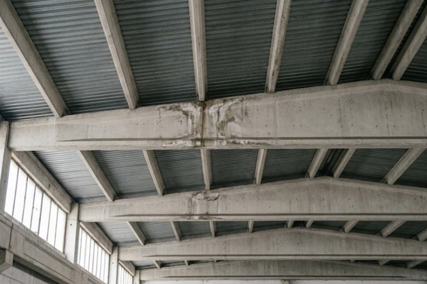Infiltrazioni d'acqua sulle coperture prefabbricate: come bloccare il degrado di travi e calcestruzzo